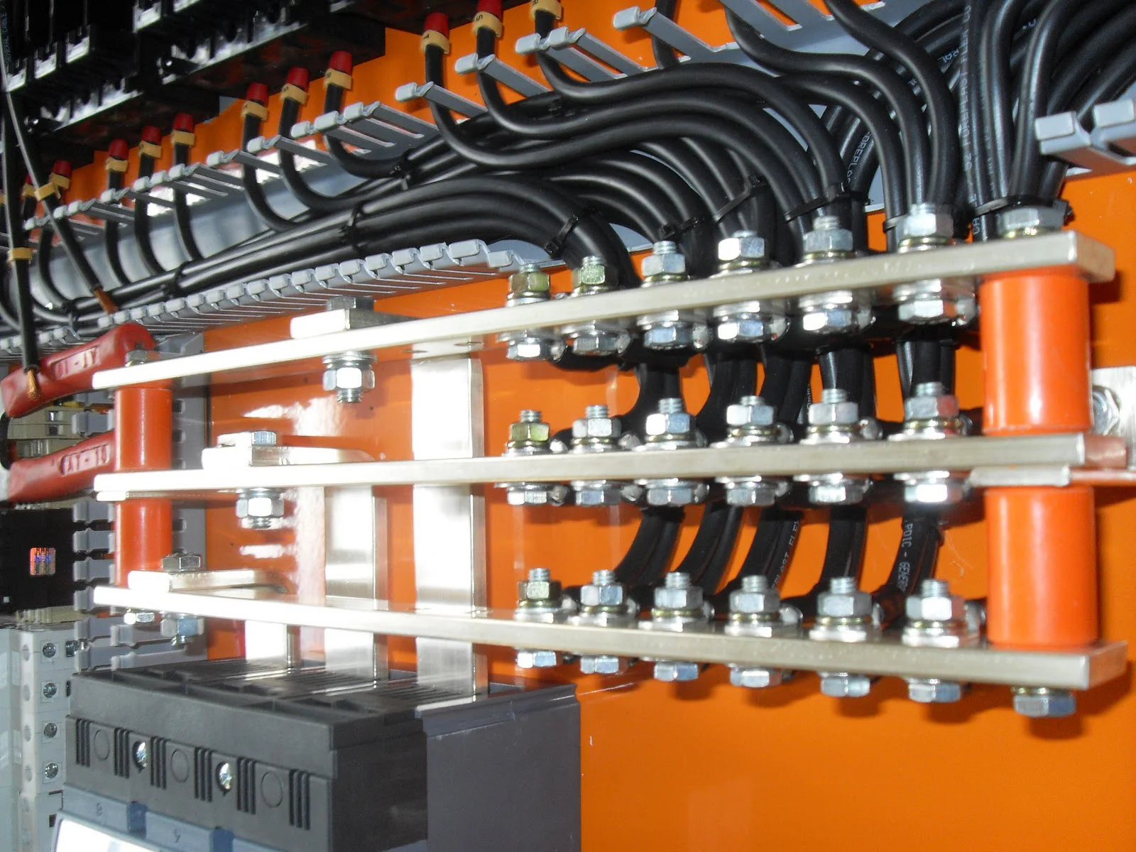 Técnico realizando manutenção preditiva com câmera de termografia em Manaus